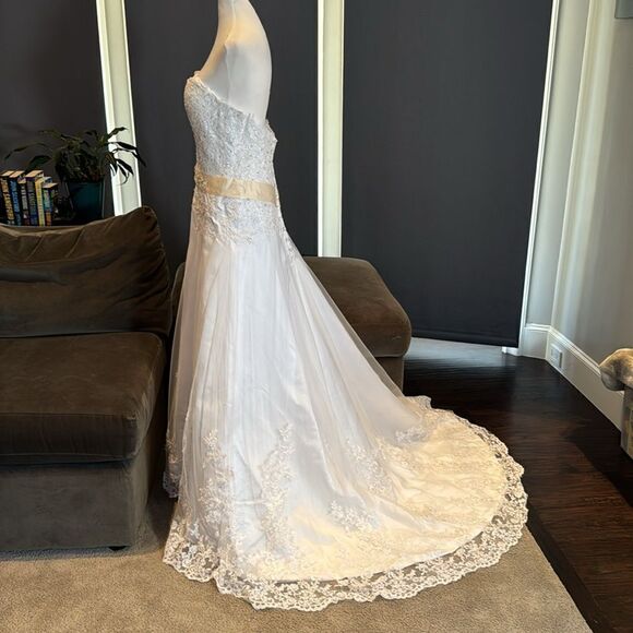 Women’s White Sweetheart Neckline Wedding Dress Zip Back Train Size 6 NWT - Picture 8 of 11